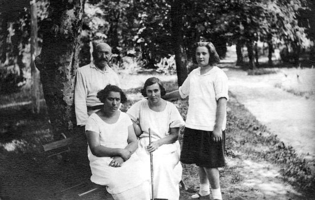 Сидят: Песя Жодзишская, Вера Крейнес; стоят: Моше Тайч, Циля Тайц