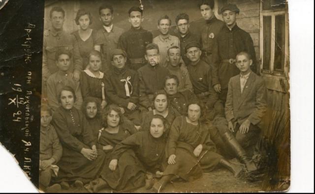 Драмкружок при  Лукомльской ячейке ЛКСМ, 1924 г. В нижнем ряду (слева направо): Вениамин, брат Райне, третья ‒ Райне, рядом, четвертая слева — Роза