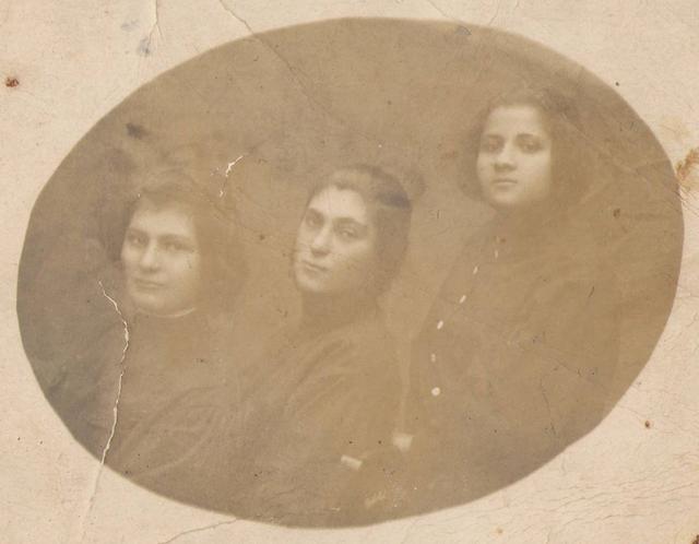 Райне (справа) с подругами, 1924 г.  Надпись на обороте: Роза, Ципа
