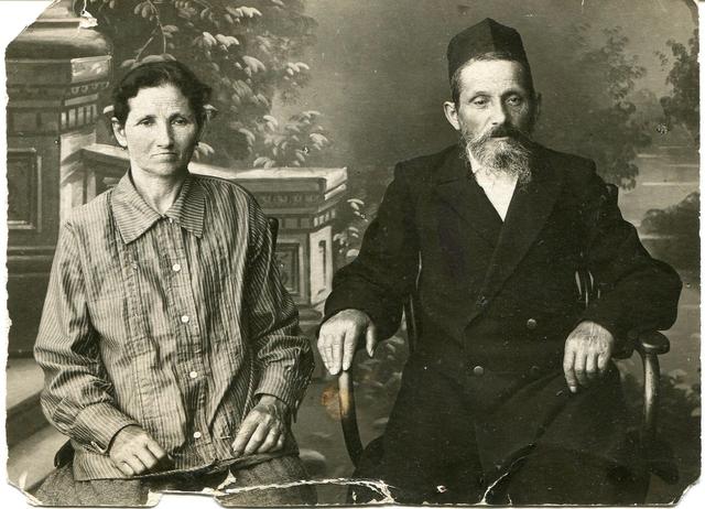 Баше-Ривка и Ирмен, родители Райне, середина 30-х гг.