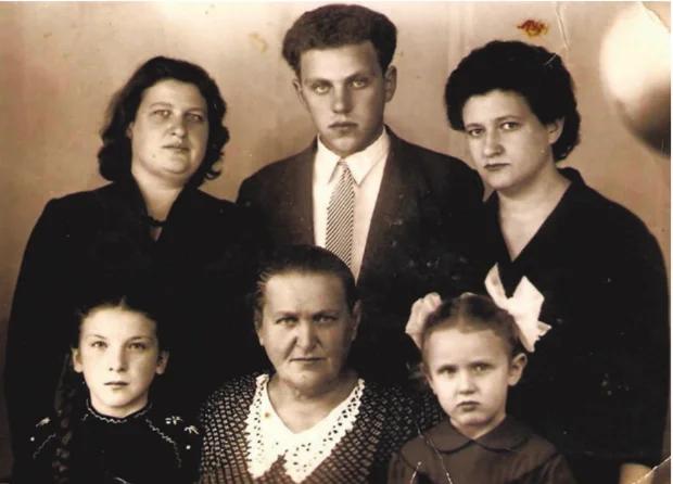 Бабушка Рива с детьми и внучками