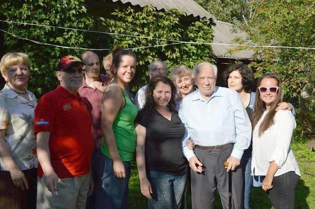 Г.Н. Фейн с внуками и правнуками на праздновании своего 80-летия на подмосковной даче