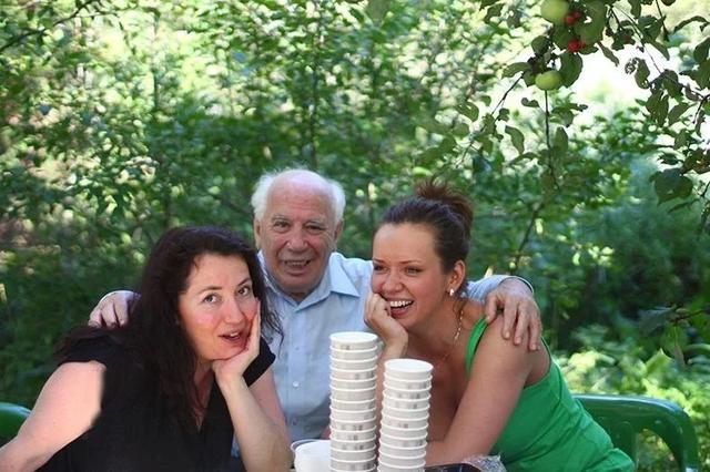 Г.Н. Фейн с внучками на праздновании своего 80-летия на подмосковной даче